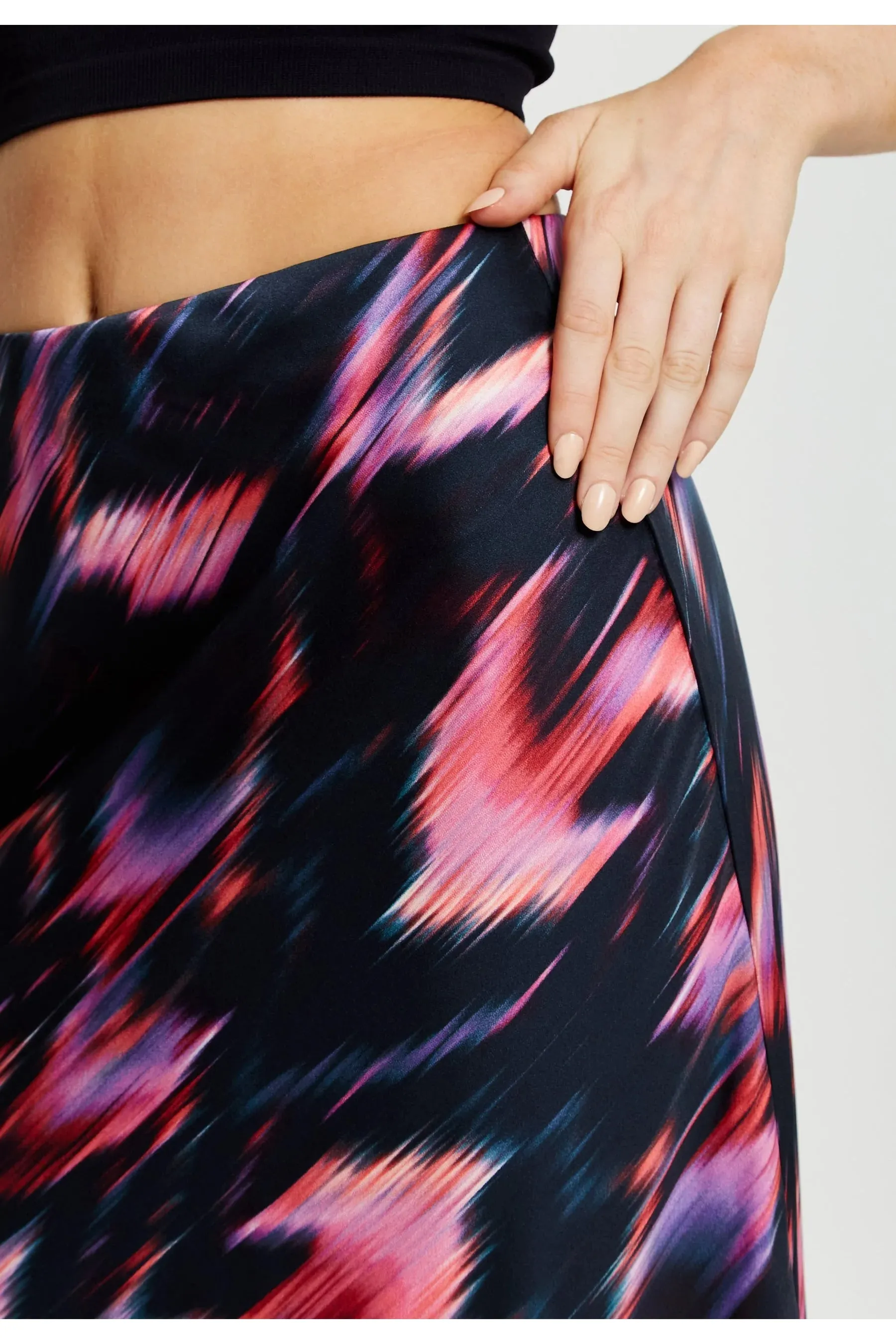 Liquorish Abstract Feather Print Midi Skirt In Black Pink